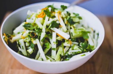 Полезный рецепт вкусного салата из капусты кольраби.