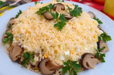 Простой рецепт вкусного слоёного салата с грибами, курицей и сыром.
