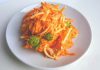 Рецепт простого салата с сыром и морковью.