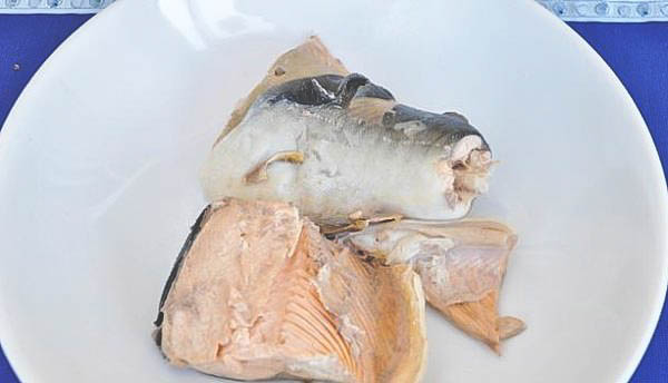 Готовим вкусный и питательный салат из варёной рыбы.