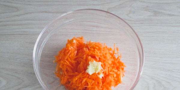 Как приготовить домашний салат с сыром и морковью?