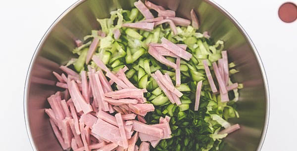 Приготовление салата из капусты и ветчины с сыром в домашних условиях.