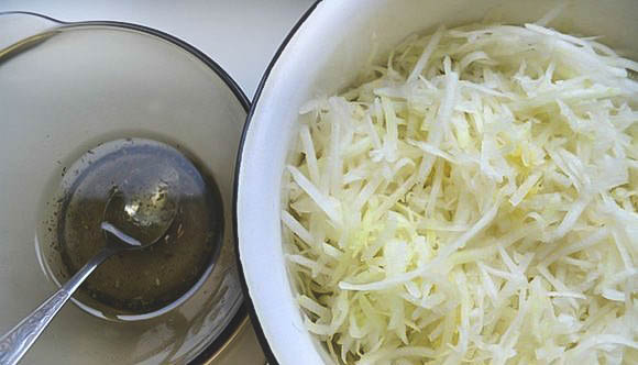 Простой рецепт приготовления салата из капусты кольраби.