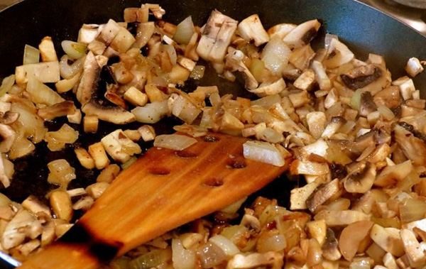 Как приготовить домашний слоённый салат с курицей и грибами?