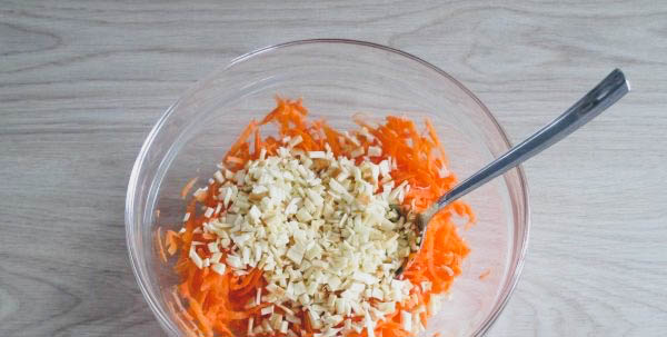 Приготовление салата в домашних условиях с сыром и морковью.