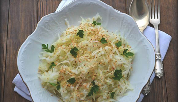 Приготовление домашнего салата из капусты кольраби с мёдом.