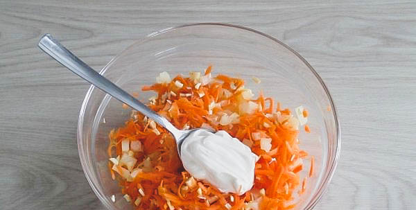 Вкусный и простой салат с сыром и морковью.