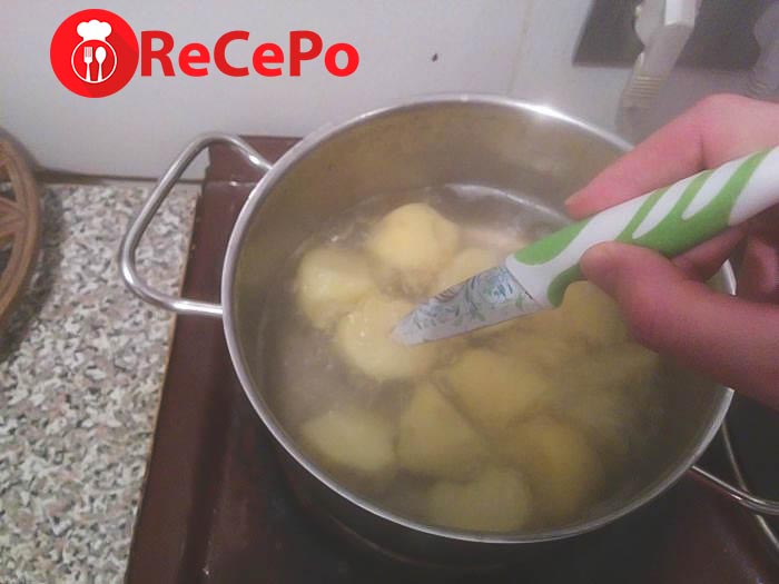 Приготовление картофеля в кастрюле.