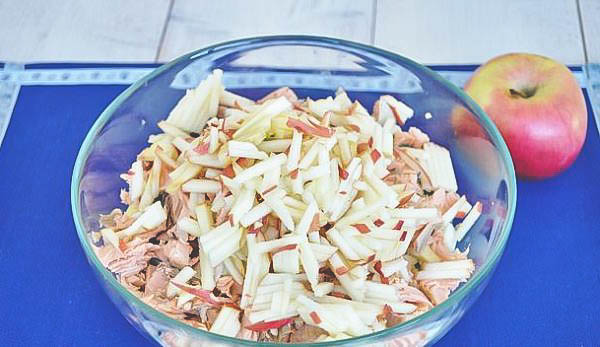 Приготовление салата из варёной рыбы. Простой и вкусный рецепт.