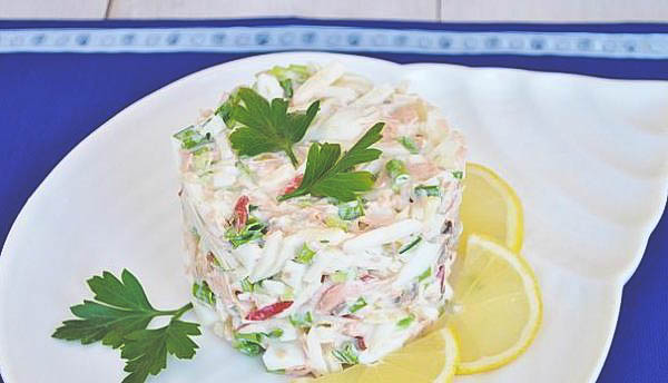 Салат из варёной рыбы в домашних условиях.
