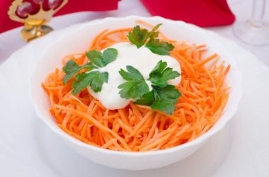 рецепт простого салата из моркови с чесноком.