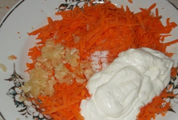 Как приготовить простой салат из моркови быстро?