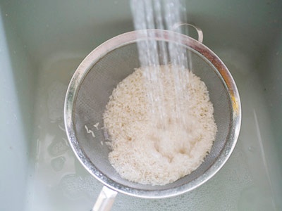 Варка риса: промываем крупу.